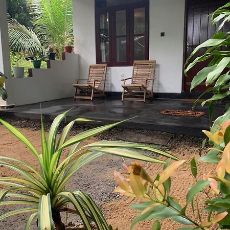 Manju Homestay Сигирия Экстерьер фото