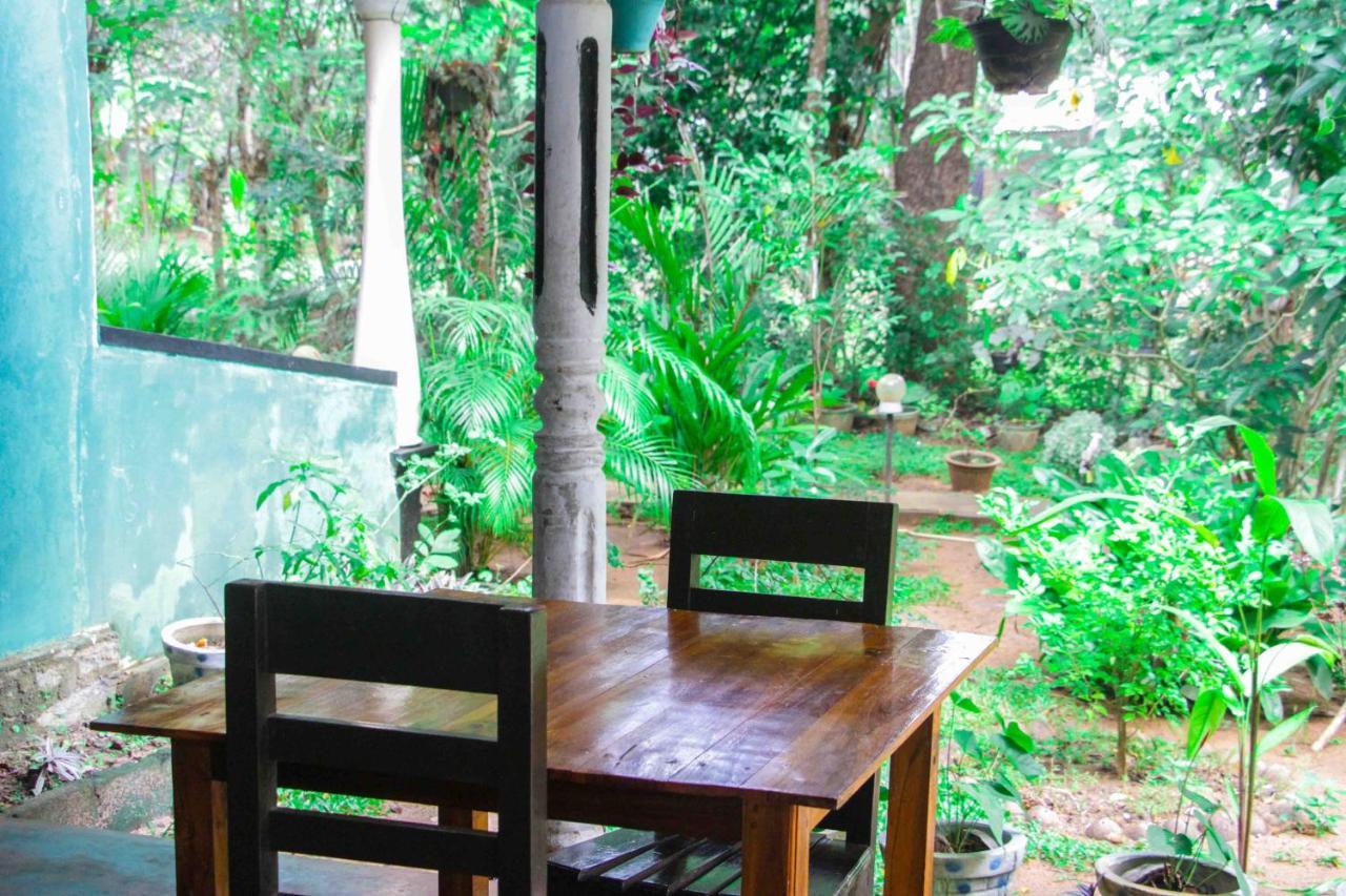 Manju Homestay Сигирия Экстерьер фото